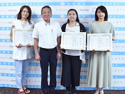 認定証を持って浅野市長と並ぶおせっかいさんの写真