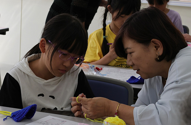夏休みこども講座「かぎ針で編んでみよう！」の写真
