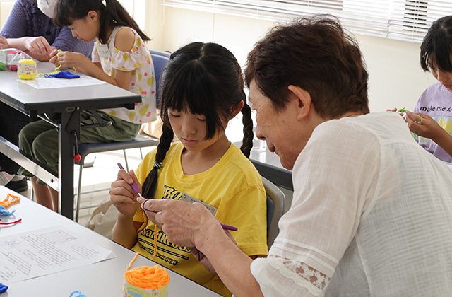 夏休みこども講座「かぎ針で編んでみよう！」の写真