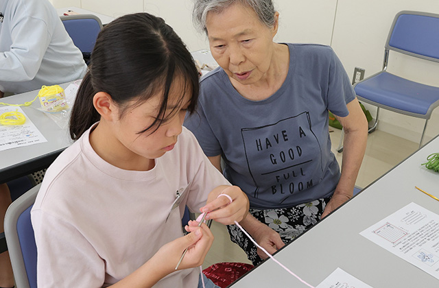 夏休みこども講座「かぎ針で編んでみよう！」の写真