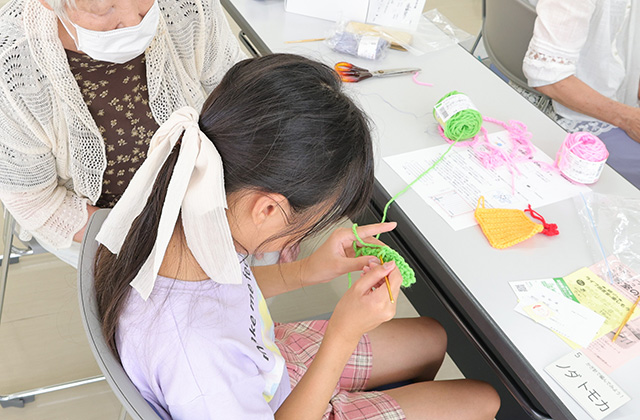 夏休みこども講座「かぎ針で編んでみよう！」の写真