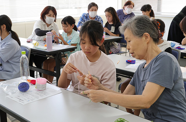 夏休みこども講座「かぎ針で編んでみよう！」の写真