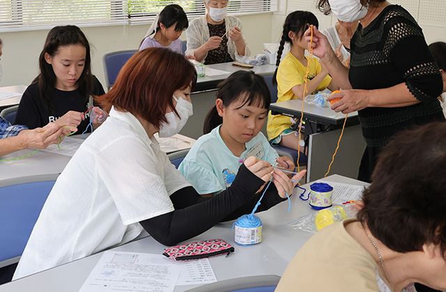 夏休みこども講座「かぎ針で編んでみよう！」の写真