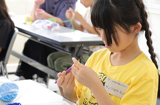 夏休みこども講座「かぎ針で編んでみよう！」の写真