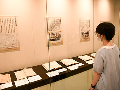 市役所一階にあるヒストリーウインドウを見る来庁者