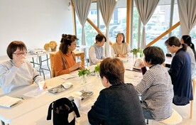 歯科衛生士による唾液腺マッサージの様子