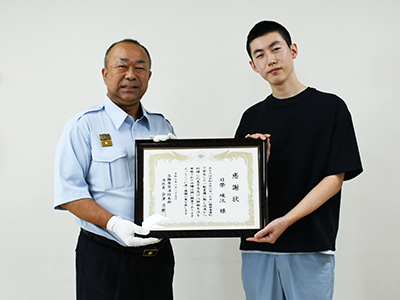 会津消防長と写真を撮る日榮峻汰さん