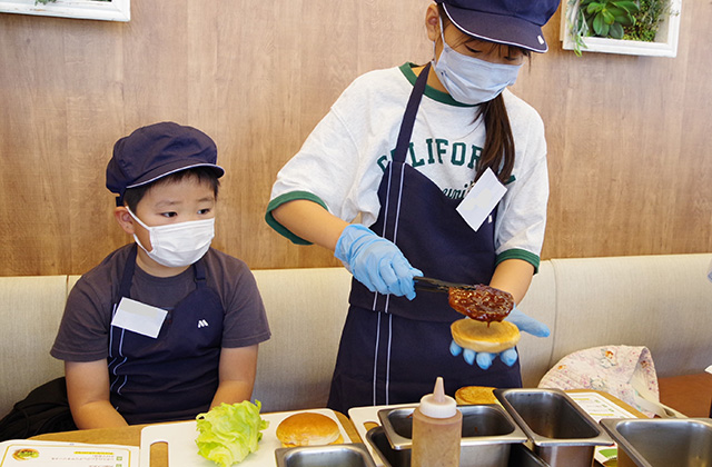 夏休み子ども講座「ハンバーガー製造体験」の写真