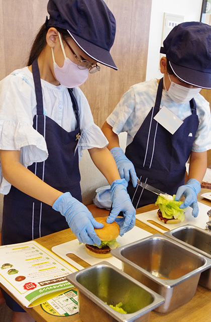 夏休み子ども講座「ハンバーガー製造体験」の写真