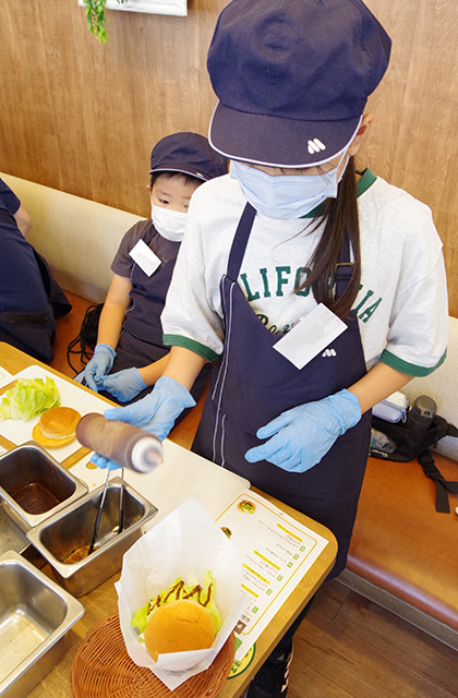 夏休み子ども講座「ハンバーガー製造体験」の写真