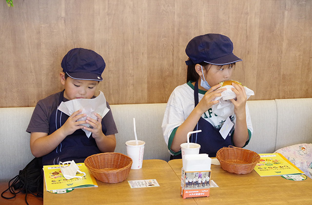 夏休み子ども講座「ハンバーガー製造体験」の写真