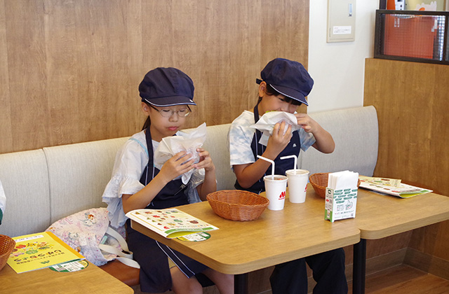 夏休み子ども講座「ハンバーガー製造体験」の写真