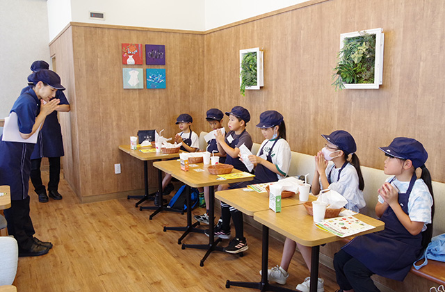 夏休み子ども講座「ハンバーガー製造体験」の写真