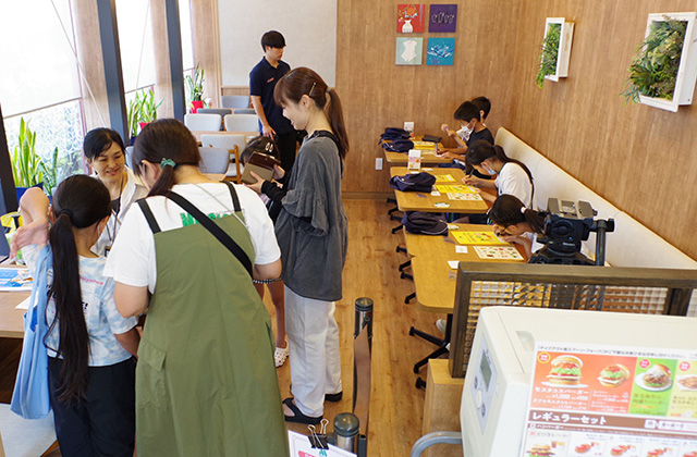 夏休み子ども講座「ハンバーガー製造体験」の写真