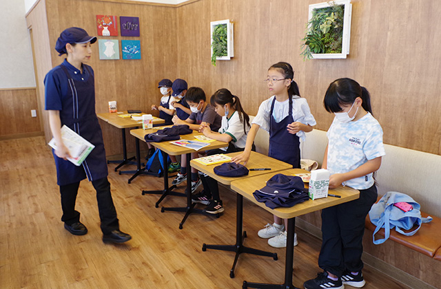 夏休み子ども講座「ハンバーガー製造体験」の写真