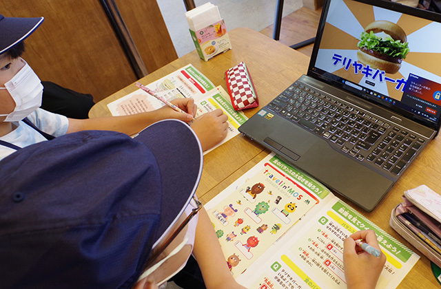 夏休み子ども講座「ハンバーガー製造体験」の写真