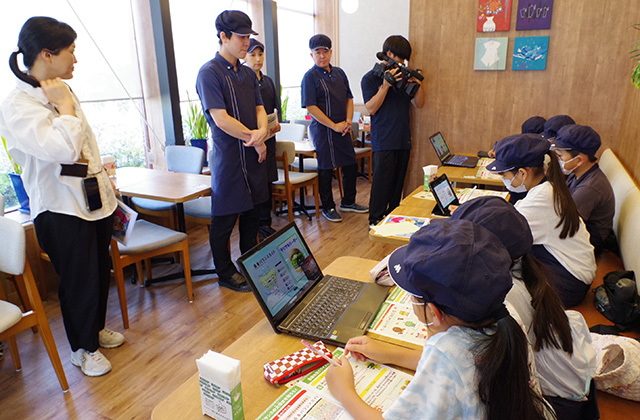 夏休み子ども講座「ハンバーガー製造体験」の写真
