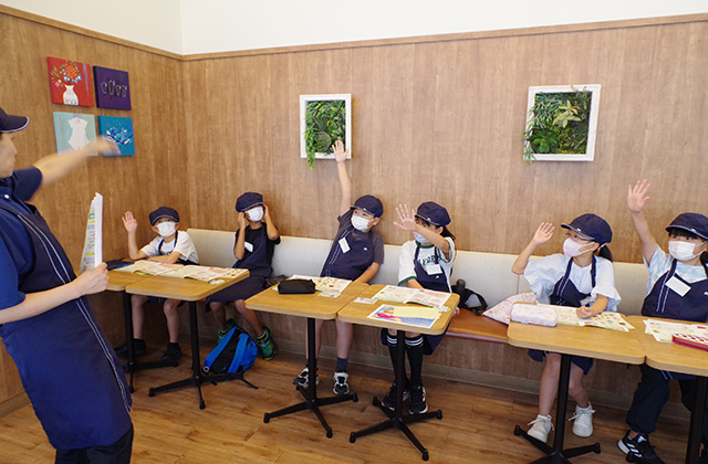 夏休み子ども講座「ハンバーガー製造体験」の写真