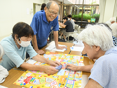 「ライフサイクルゲーム」を囲んで楽しむ参加者ら