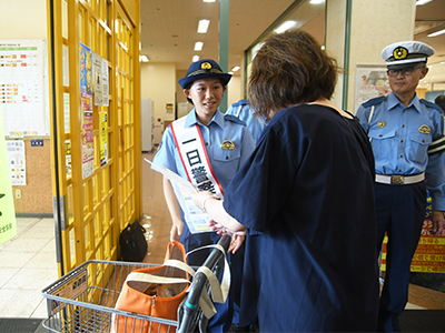チラシを配布する、平光杏衣さん