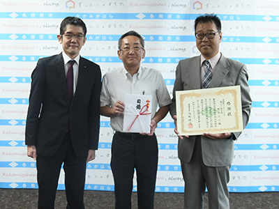 記念撮影をする浅野市長と野村会長ら