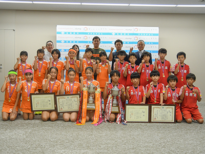 優勝報告に訪れた、市ホッケースポーツ少年団のメンバーと浅野市長