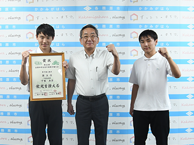 浅野市長に大会結果報告をする、千賀さんと佐藤さん