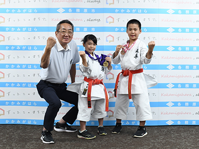 兄の磯貝道介さん、妹の聡美さんと浅野市長