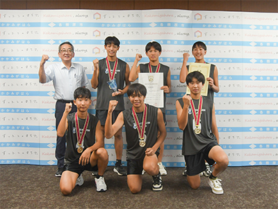 ビーチバレー全国大会優勝を浅野市長に報告した、「フレンズバレーボールクラブ」のメンバー