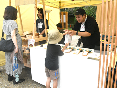 出店ブースで買い物をする人々