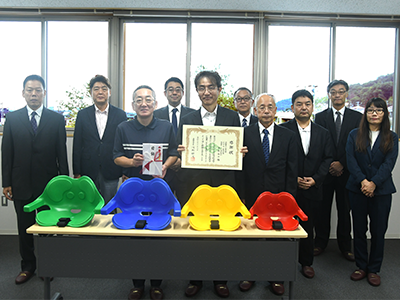 浅野市長と写真を撮るみどり会のメンバーら