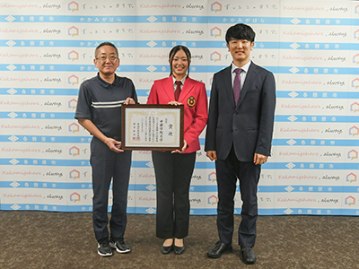 浅野市長に大会出場を報告した、中部大学吹奏楽部の副部長