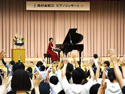西村由紀江・ピアニストのコンサートの様子