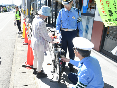 自転車に反射材を張り付けている様子