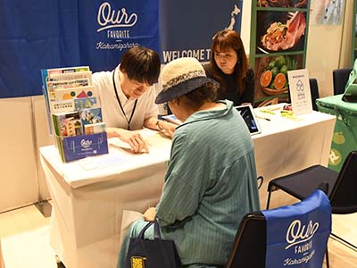 来場者に移住相談を行う市職員