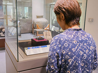 特別公開している重り「権」を鑑賞する市民の方