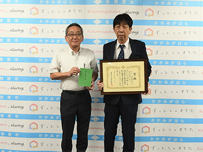 浅野市長と記念写真を撮る田原宣仁さん