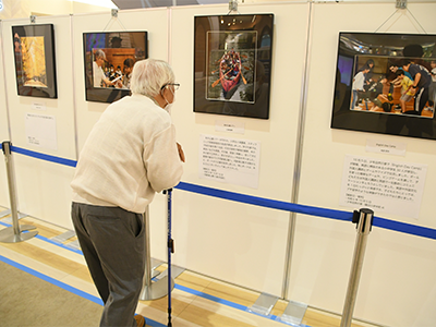 展示された写真を鑑賞する来場者
