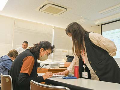 スマホの使い方を教わる参加者