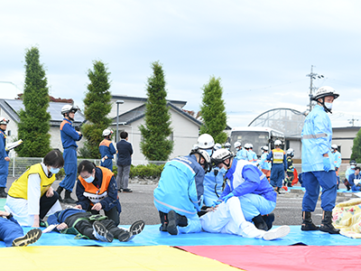 訓練を行う市消防隊員と東海中央病院の関係者ら