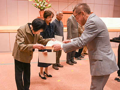 8020達成者に賞状を手渡す、浅野市長