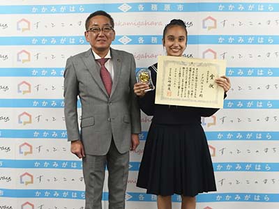 賞状を持って浅野市長と並ぶラリナさんの写真