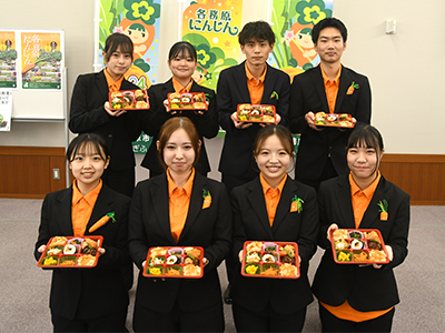 報告に訪れた学生ら