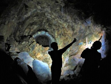 発見された壕内の写真