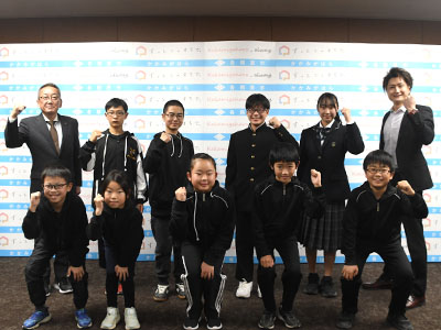 記念撮影を受ける各務原太鼓保存会メンバーと浅野市長の写真