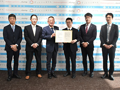 バローホールディングスと浅野市長が並んでいる写真