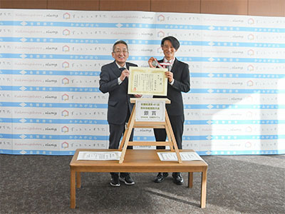 受賞を浅野市長に報告する佐藤さん