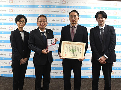 寄附目録を持つ浅野市長と感謝状を持つ稲村さんら