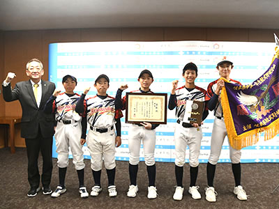 優勝カップと賞状を手にするメンバーらと浅野市長