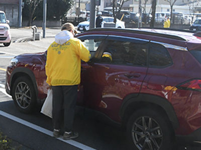 啓発チラシを配布する浅野市長